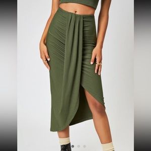 Cider Curve XL Ruched Slit Midi Skirt green